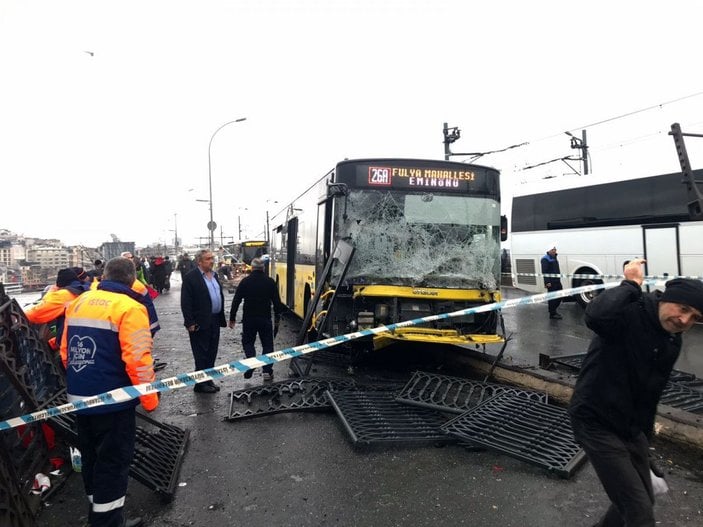 Galata Köprüsü üzerinde İETT otobüsü kaza yaptı: 3 yaralı -1 -2