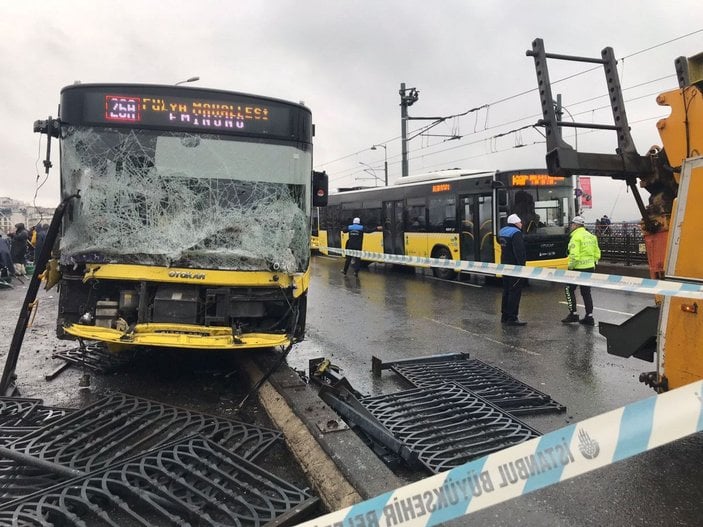 Galata Köprüsü üzerinde İETT otobüsü kaza yaptı: 3 yaralı -1 -5