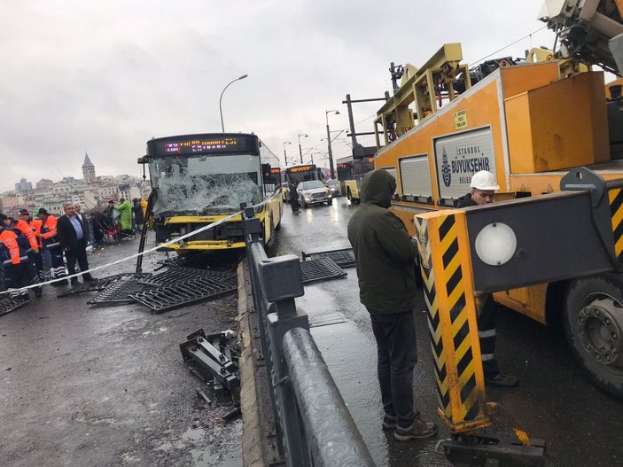 Galata Köprüsü üzerinde İETT otobüsü kaza yaptı: 3 yaralı -1 -3