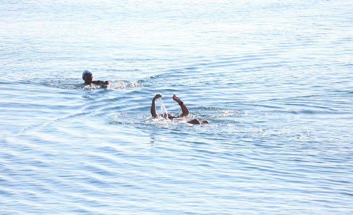 Antalya'da deniz suyu sıcaklığı 21 derece, sahil dolu -8
