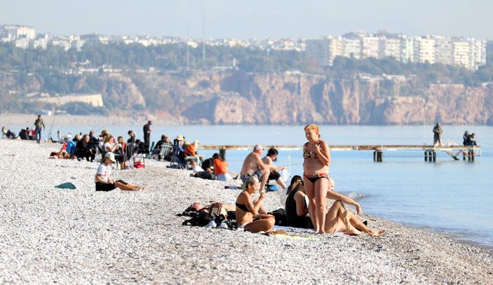Antalya'da deniz suyu sıcaklığı 21 derece, sahil dolu -2