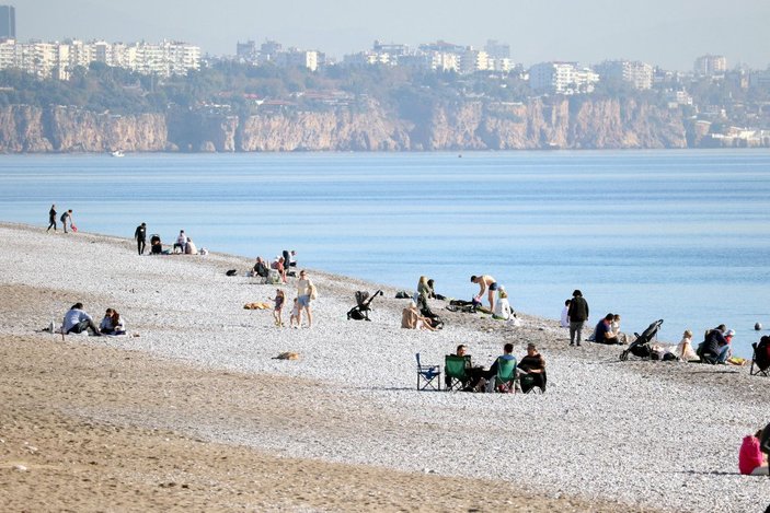 Antalya'da deniz suyu sıcaklığı 21 derece, sahil dolu -7