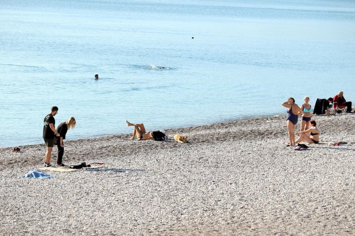 Antalya'da deniz suyu sıcaklığı 21 derece, sahil dolu -3