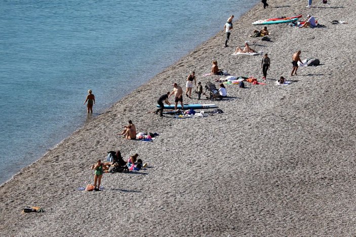 Antalya'da deniz suyu sıcaklığı 21 derece, sahil dolu -4