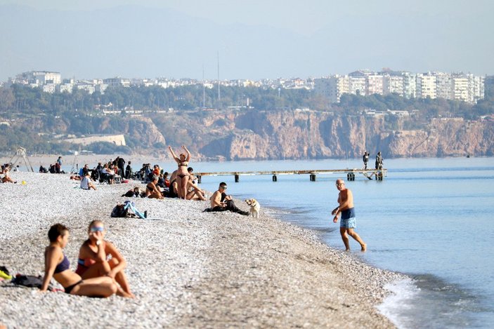 Antalya'da deniz suyu sıcaklığı 21 derece, sahil dolu -1