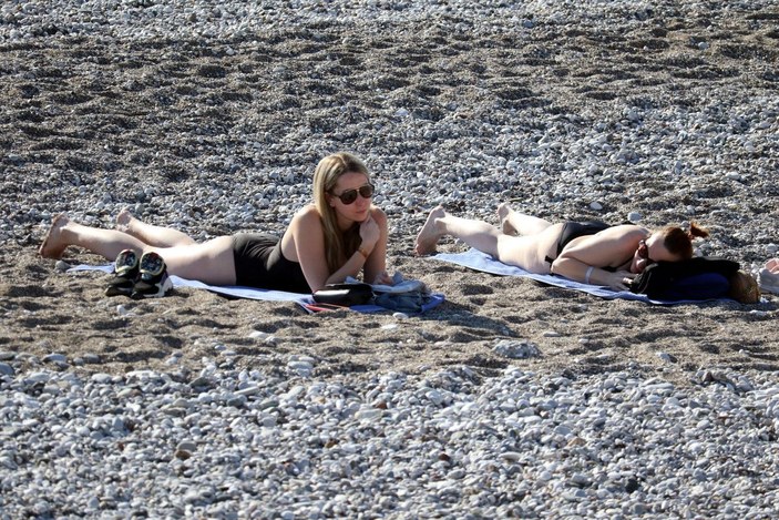 Antalya'da deniz suyu sıcaklığı 21 derece, sahil dolu -6