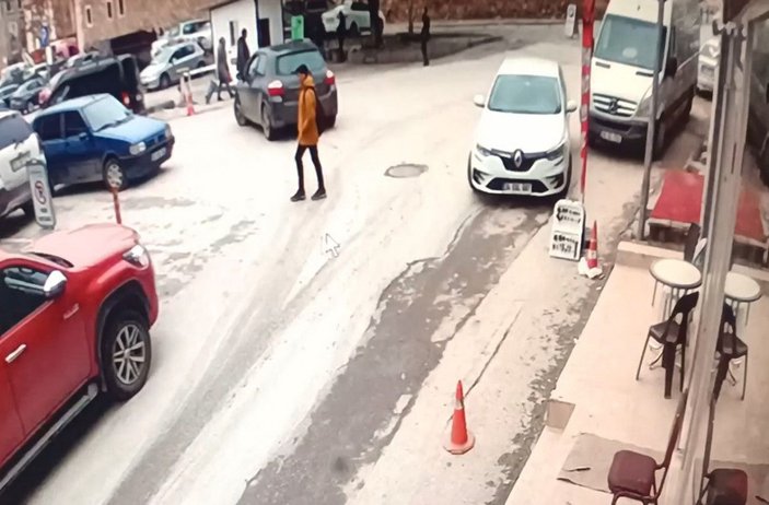 Edirne'de sokak ortasında silahlı çatışma; o anlar kamerada -1