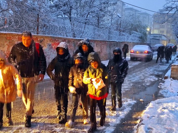 Van merkeze mevsimin ilk karı düştü; öğrenciler kar altında okullarına gitti -1