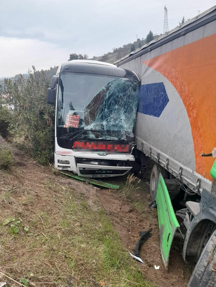 Aydın'da TIR, yolcu otobüsüne çarptı: 4 yaralı -4