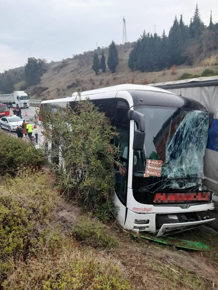 Aydın'da TIR, yolcu otobüsüne çarptı: 4 yaralı -3