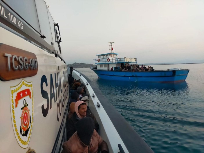 İzmir'de 155 kaçak göçmen ve 3 organizatör şüphelisi yakalandı, 50 göçmen kurtarıldı -3