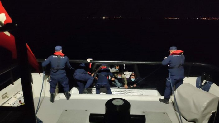 İzmir'de 155 kaçak göçmen ve 3 organizatör şüphelisi yakalandı, 50 göçmen kurtarıldı -1