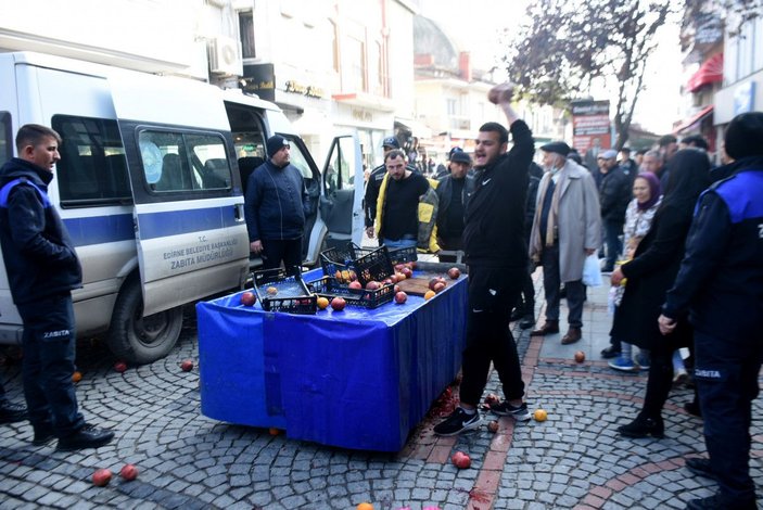 Mevye sıkma makinesine el konulan seyyar satıcı, ürünleri caddeye attı -3