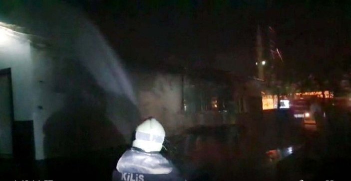 Kilis'te kamyonet yangını, okul çatısına sıçradı -2