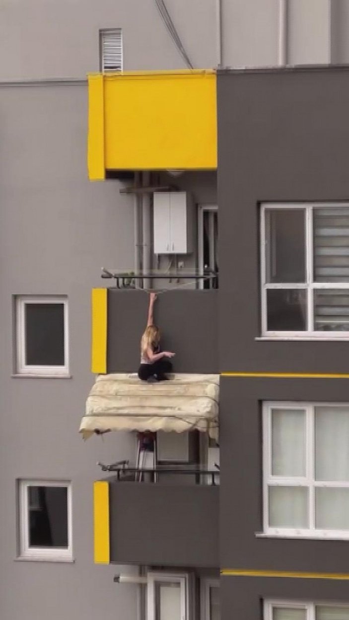 6’ncı kattaki balkonun tentesine inen kadın, itfaiye merdiveniyla alındı  -2