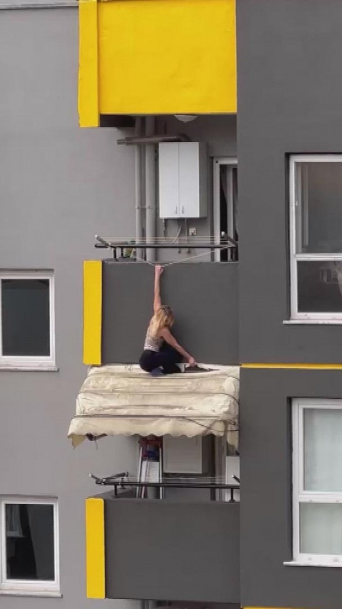 6’ncı kattaki balkonun tentesine inen kadın, itfaiye merdiveniyla alındı  -1