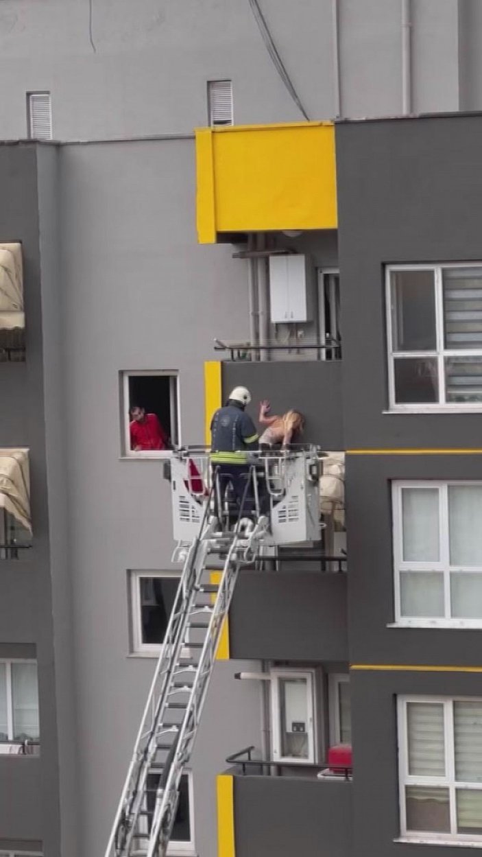 6’ncı kattaki balkonun tentesine inen kadın, itfaiye merdiveniyla alındı  -4