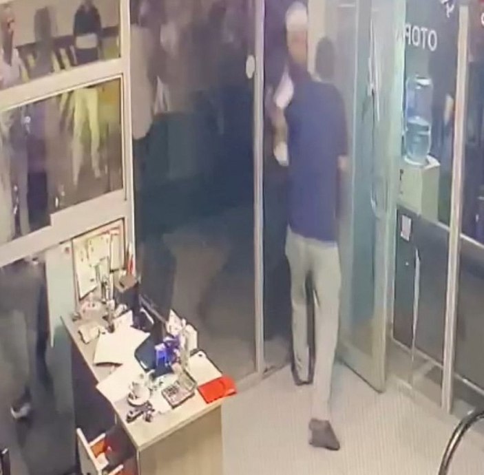 Fatih'te mülk sahibiyle tahliye etmek istediği otopark işletmecisi arasında sopalı kavga -3