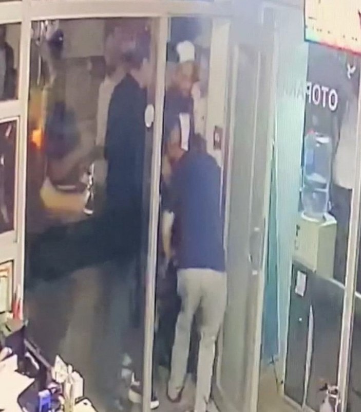 Fatih'te mülk sahibiyle tahliye etmek istediği otopark işletmecisi arasında sopalı kavga -2