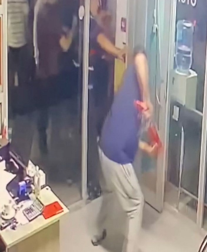 Fatih'te mülk sahibiyle tahliye etmek istediği otopark işletmecisi arasında sopalı kavga -4