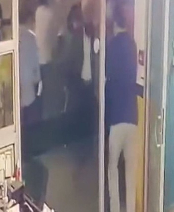 Fatih'te mülk sahibiyle tahliye etmek istediği otopark işletmecisi arasında sopalı kavga -5
