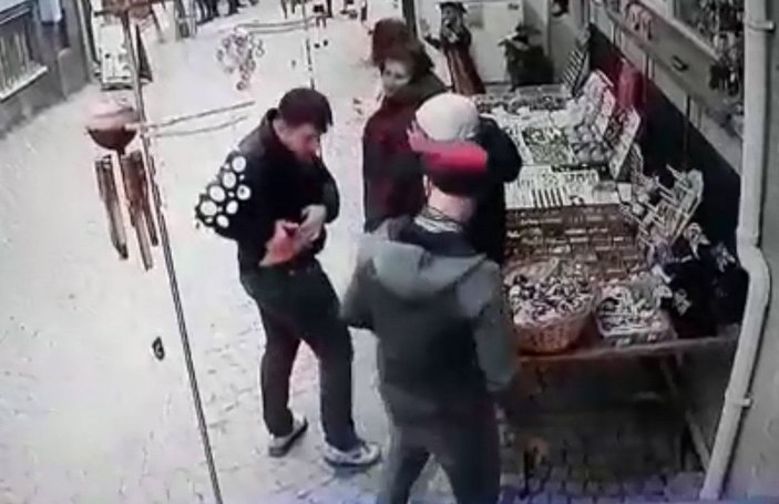 Hediyelik eşya alırken bıçaklandı; o anlar kamerada -4