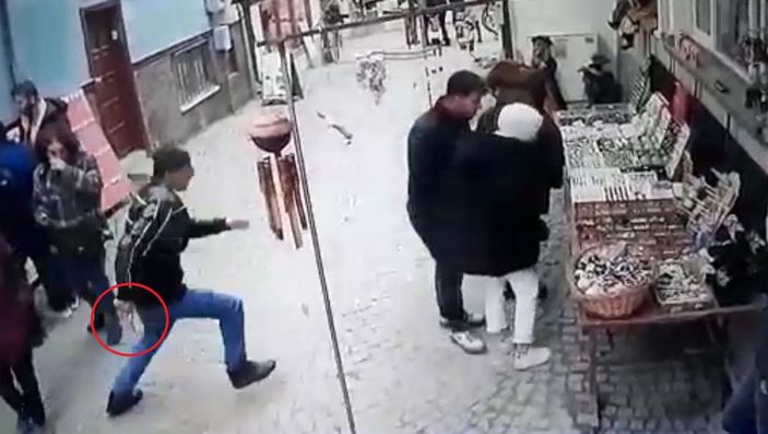 Hediyelik eşya alırken bıçaklandı; o anlar kamerada -1