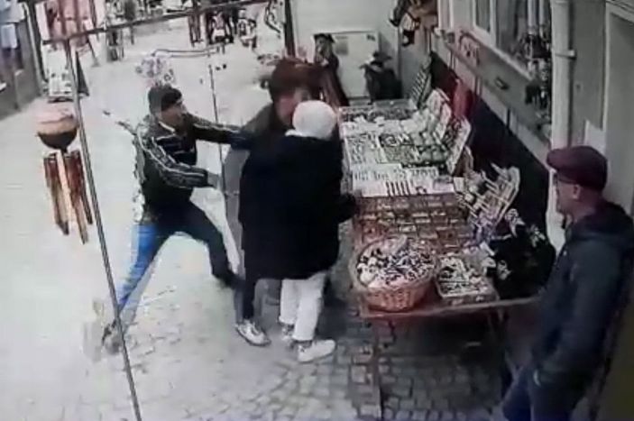 Hediyelik eşya alırken bıçaklandı; o anlar kamerada -2