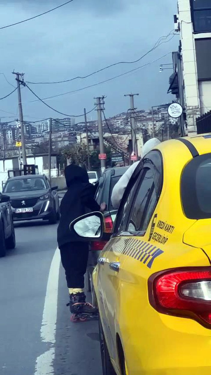 Küçükçekmece’de patenli çocukların trafikte tehlikeli yolculuğu -3