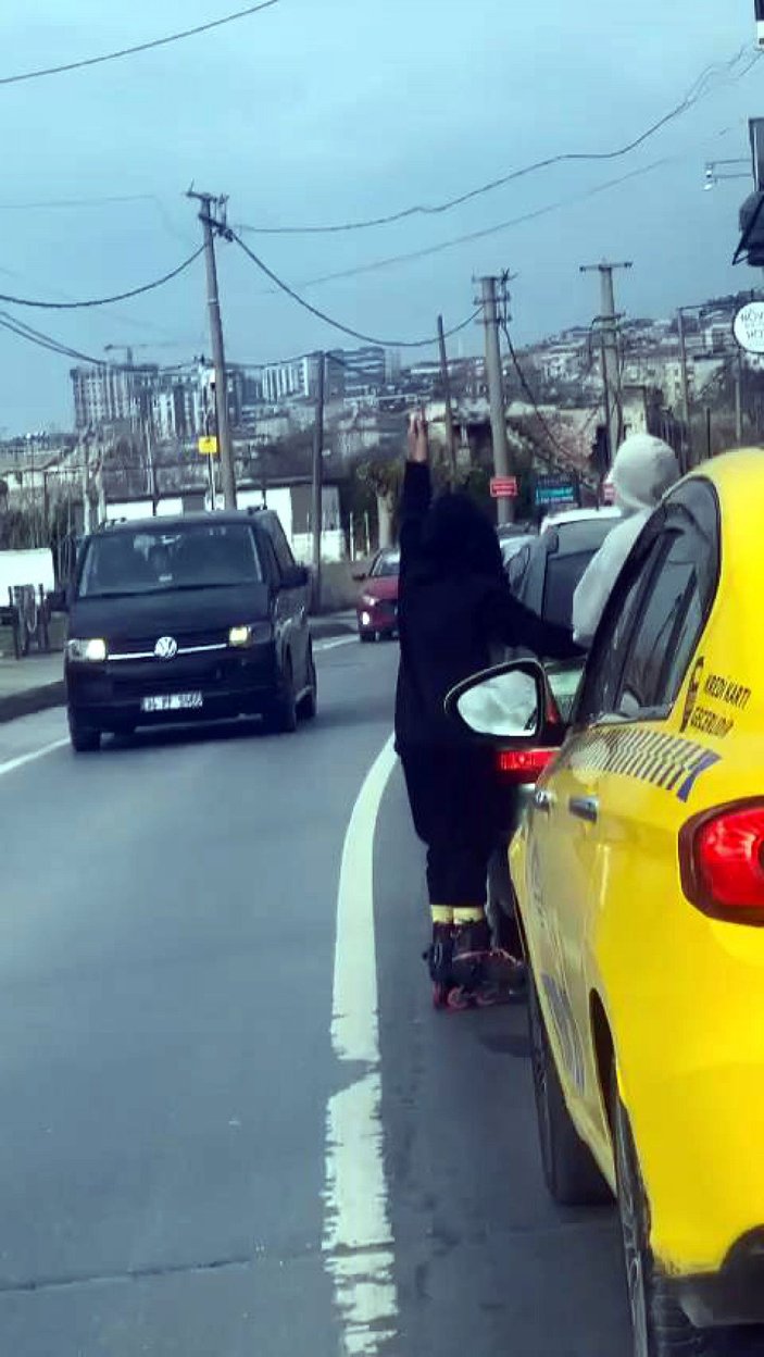 Küçükçekmece’de patenli çocukların trafikte tehlikeli yolculuğu -2