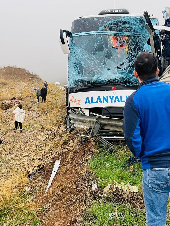 Otobüs, TIR'a arkadan çarptı: 9 yaralı -2