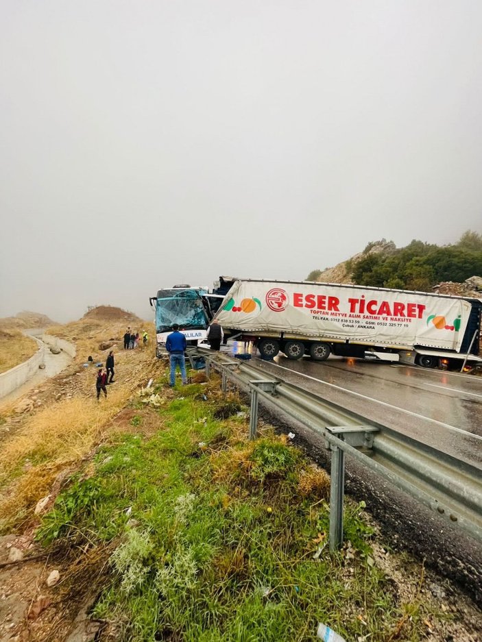 Otobüs, TIR'a arkadan çarptı: 9 yaralı -3