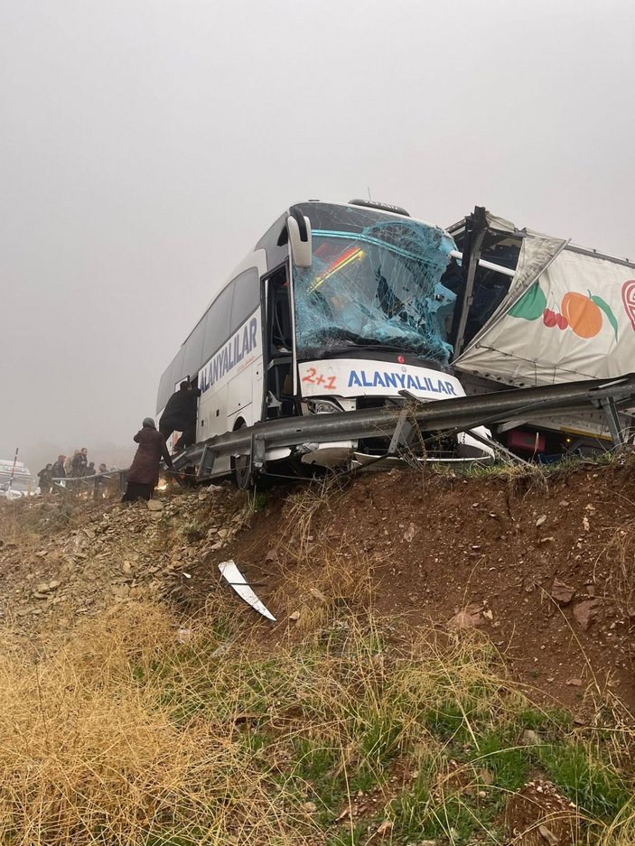 Otobüs, TIR'a arkadan çarptı: 9 yaralı -4