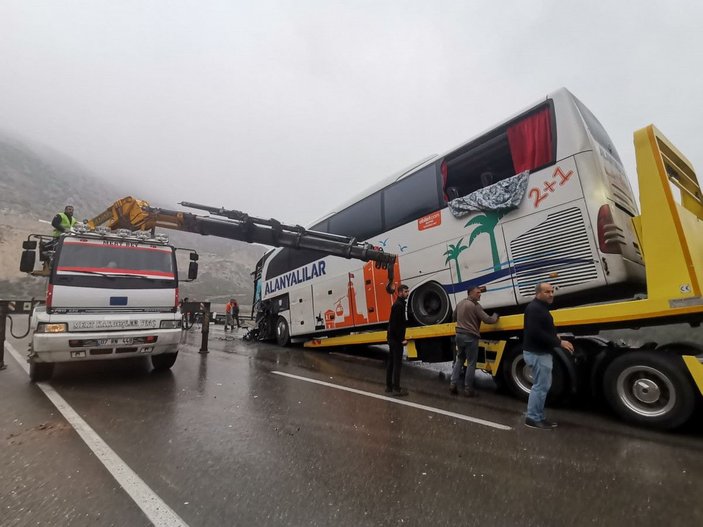 Otobüs, TIR'a arkadan çarptı: 9 yaralı -6