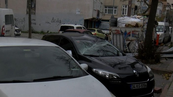 Sultangazi'de çatı uçtu 3 otomobil zarar gördü -1