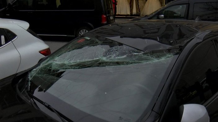 Sultangazi'de çatı uçtu 3 otomobil zarar gördü -3
