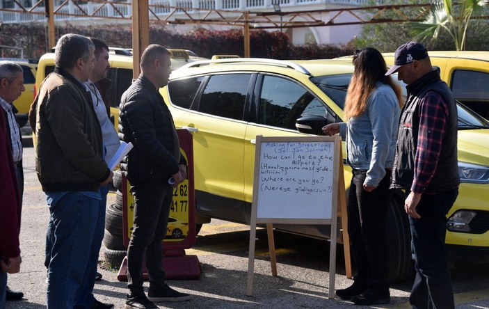 Taksiciler durakta müşteri beklerken İngilizce öğreniyor -2