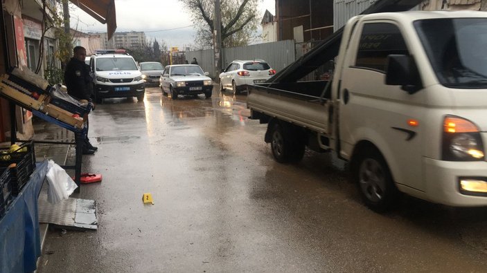 Bursa'da 2 kişinin yaralandığı silahlı- sopalı 'park yeri' kavgası kamerada -9