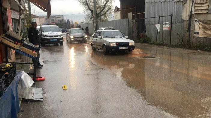 Bursa'da 2 kişinin yaralandığı silahlı- sopalı 'park yeri' kavgası kamerada -5