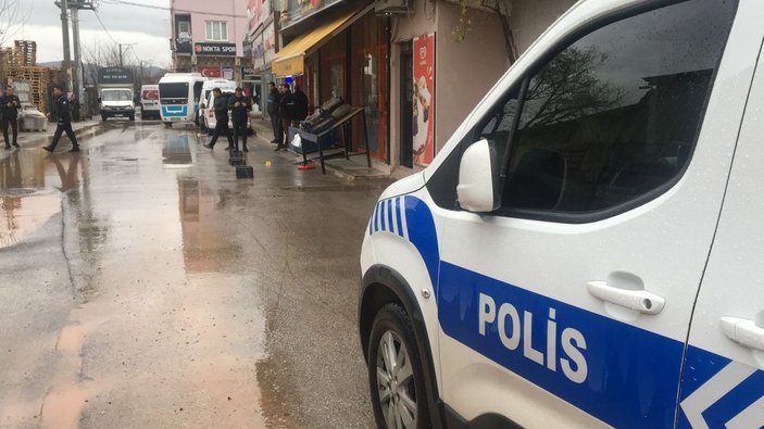 Bursa'da 2 kişinin yaralandığı silahlı- sopalı 'park yeri' kavgası kamerada -4