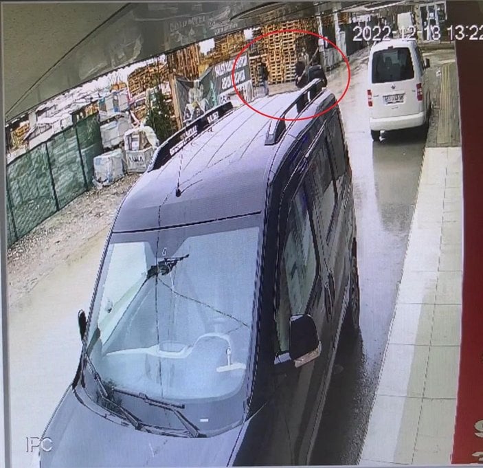 Bursa'da 2 kişinin yaralandığı silahlı- sopalı 'park yeri' kavgası kamerada -6
