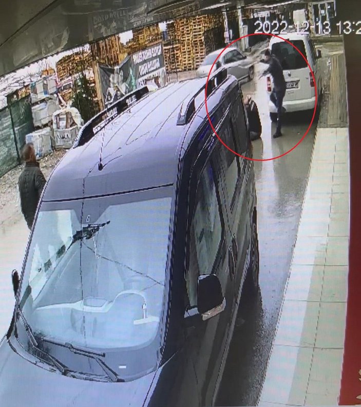 Bursa'da 2 kişinin yaralandığı silahlı- sopalı 'park yeri' kavgası kamerada -2