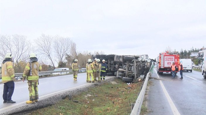 Büyükçekmece D-100'de kamyon devrildi, şoför öldü -1