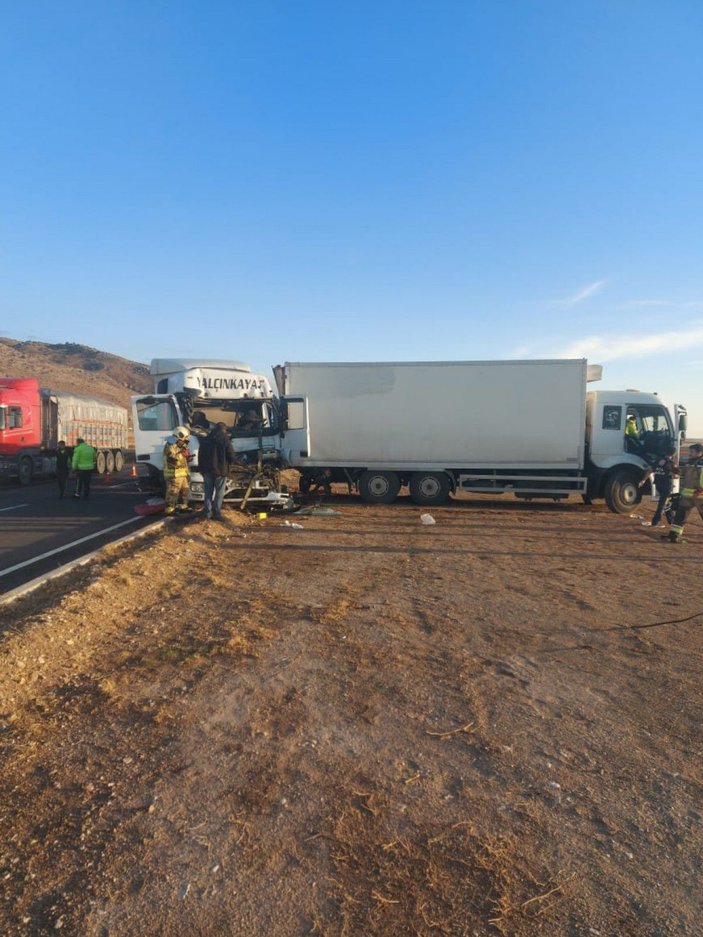 TIR, kamyona çarptı: 1 ölü, 2 yaralı -1