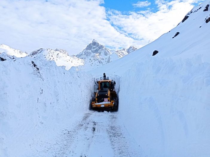 Askeri üs bölgesi yolunda kar kalınlığı 4 metreyi aştı -6