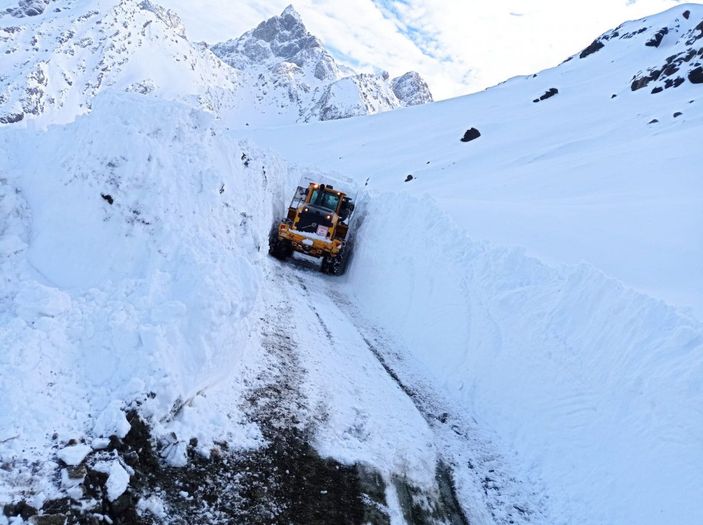 Askeri üs bölgesi yolunda kar kalınlığı 4 metreyi aştı -5