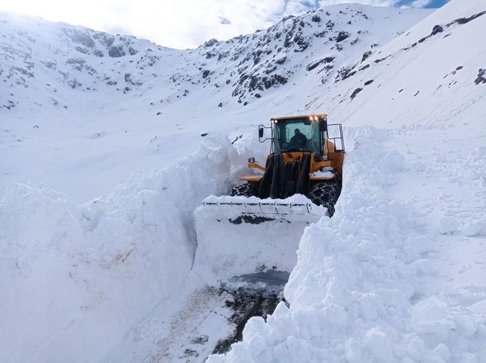 Askeri üs bölgesi yolunda kar kalınlığı 4 metreyi aştı -3