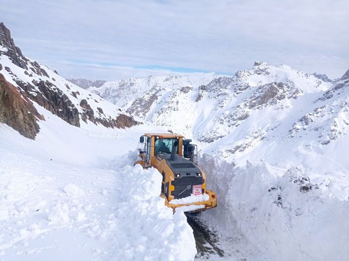Askeri üs bölgesi yolunda kar kalınlığı 4 metreyi aştı -2