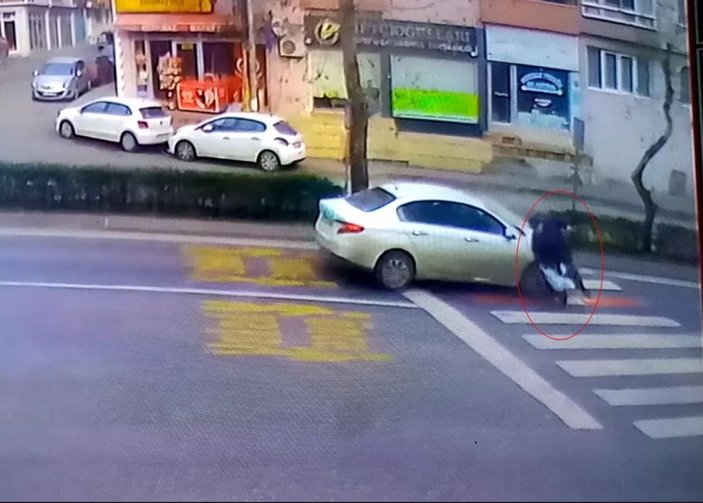 Tekirdağ’da otomobilin yolun karşısına geçmeye çalışan kişiye çarptığı anlar kamerada -1