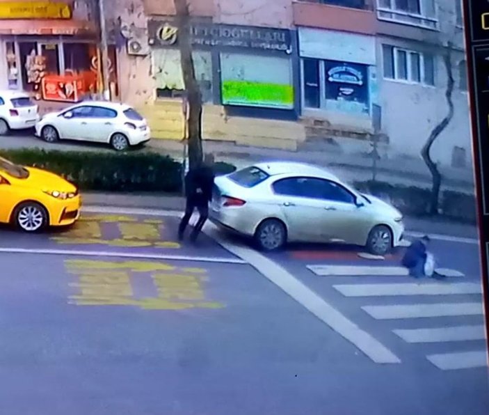 Tekirdağ’da otomobilin yolun karşısına geçmeye çalışan kişiye çarptığı anlar kamerada -2